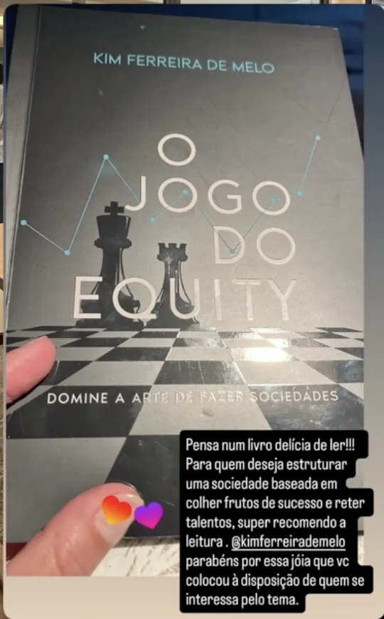 Leitora recomenda o livro O Jogo do Equity em foto com o exemplar
